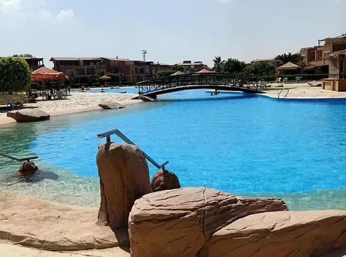 Casa vacanze أرضي بجنينه في مارينا وادي دجله العين السخنه Three Bedroom With Garden In Marina Wadi Degla - For Families Only